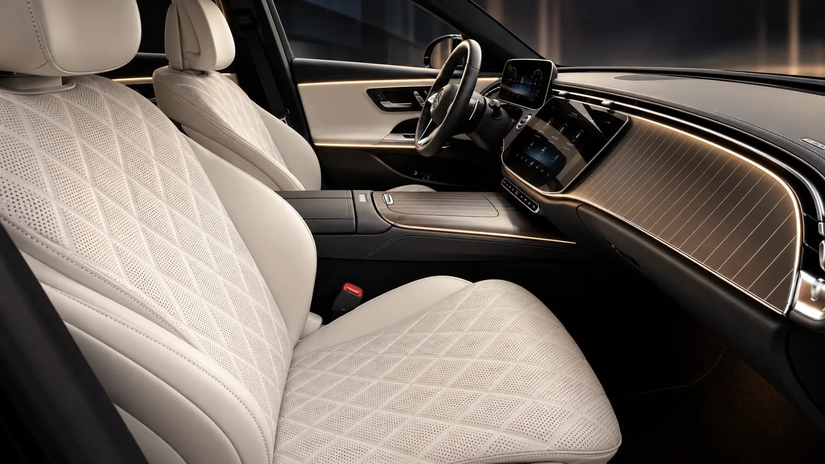 Přední sedadlo Mercedesu v krémové prošívané kůži s ambientním osvětlením